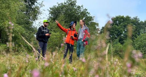 Jongeren in de natuur tussen het gras